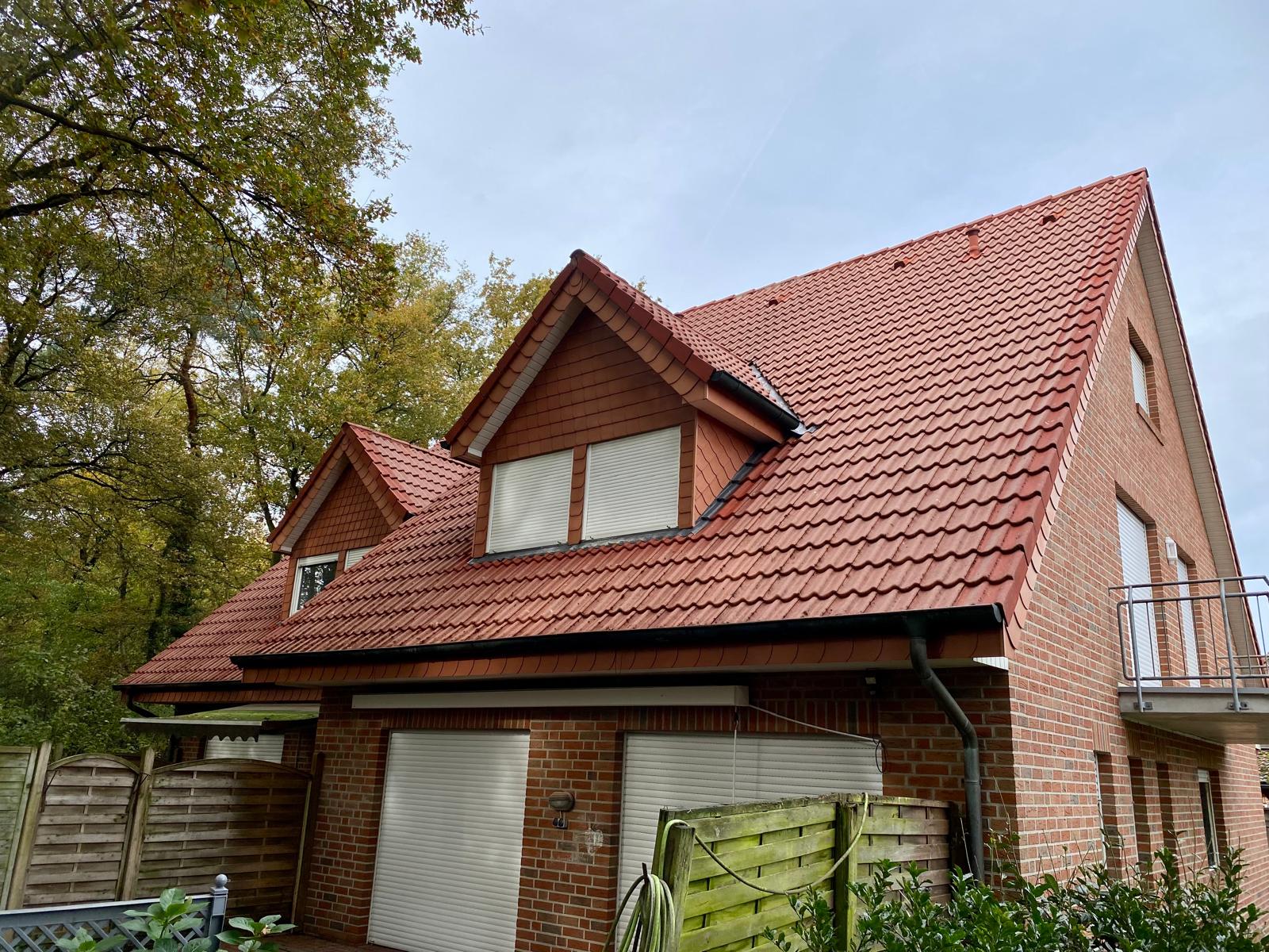 Dachreinigung Hoogstede Nachher: Gepflegtes Erscheinungsbild.